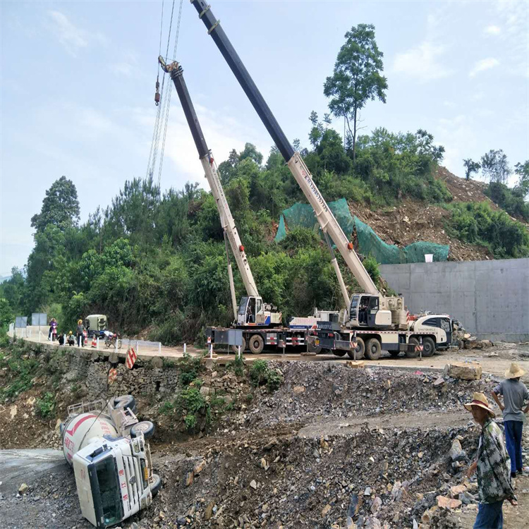 乐山汽车掉沟里叫吊车救援要多少钱